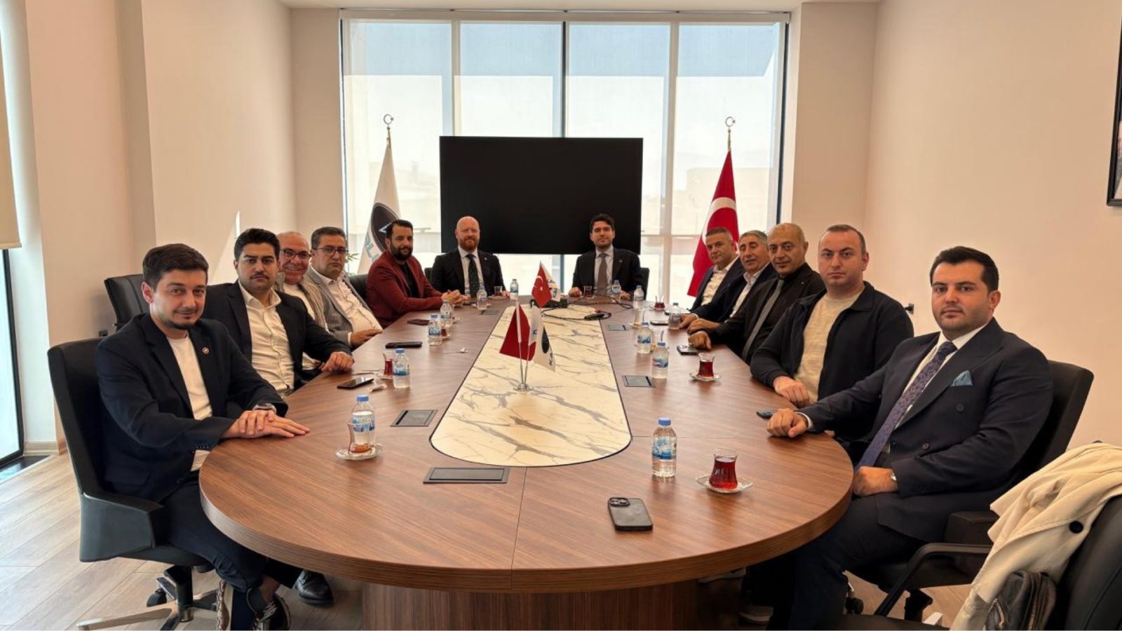 İTOB heyeti Karluna’yı ziyaret etti, elektrikli araç teslim alındı