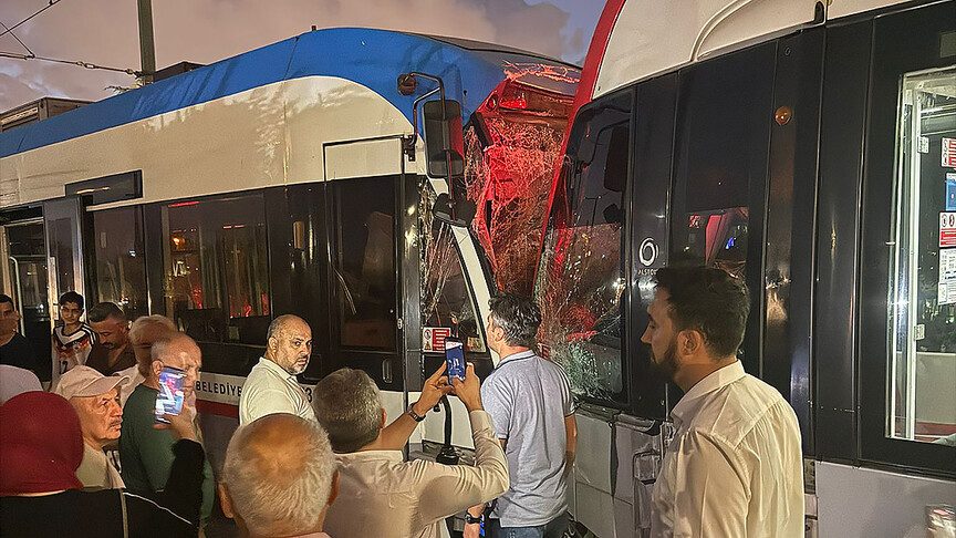 Zeytinburnu'nda iki tramvay çarpıştı