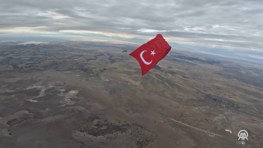 Özel Kuvvetler, 3 bin 37,5 metrekarelik dev Türk bayrağını gökyüzünde dalgalandırdı