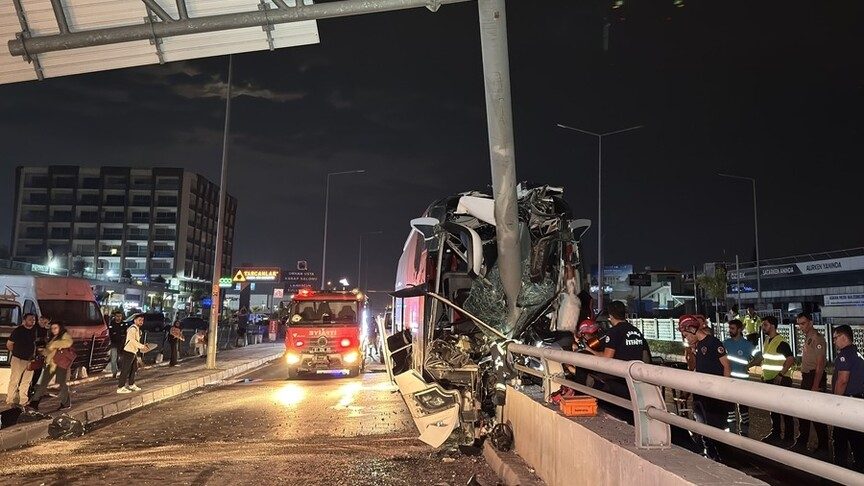 Adana'da yolcu otobüsünün tabela direğine çarpması sonucu 11 kişi yaralandı