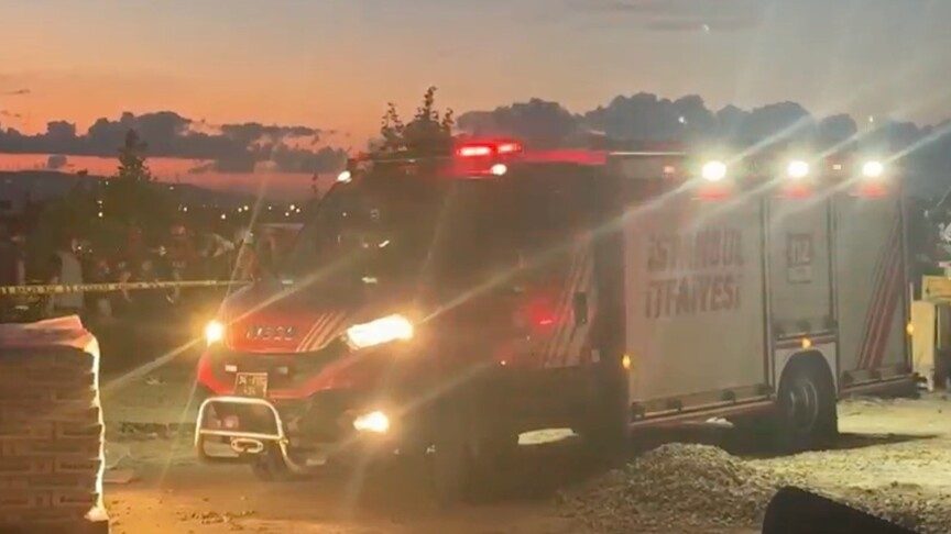 Büyükçekmece'de toprak kayması sonucu 2 işçi göçük altında kaldı