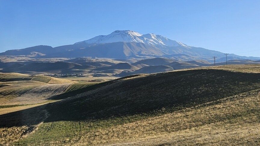 Süphan Dağı'nın zirvesi karla kaplandı