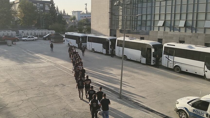 Kahramanmaraş merkezli yasa dışı bahis operasyonunda gözaltına alınan zanlılardan 67'si tutuklandı
