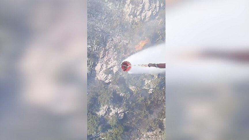 Antalya'da ormanlık alanda çıkan yangına müdahale ediliyor