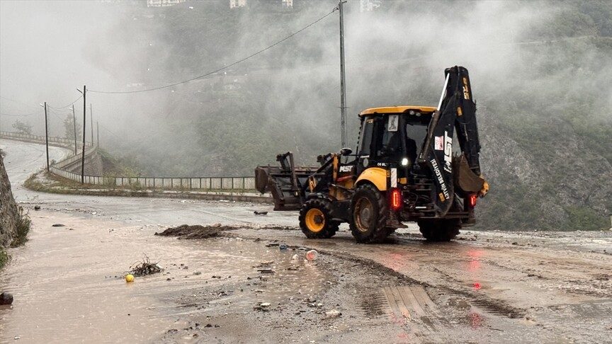 Artvin'de sağanak taşkın, su baskını ve heyelanlara yol açtı