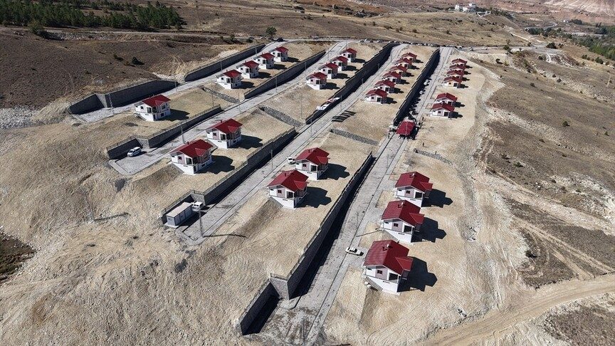 Erzincan'da 28 afet konutunun anahtarları hak sahiplerine teslim edildi
