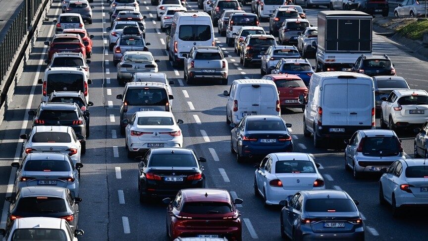 İstanbul'da haftanın ilk iş gününde trafik yoğunluğu yaşanıyor
