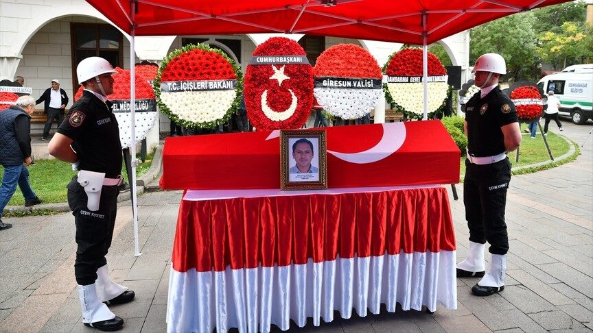 Trafik kazasına müdahale ederken şehit olan polis memuru Sarıyalçınkaya son yolculuğuna uğurlandı