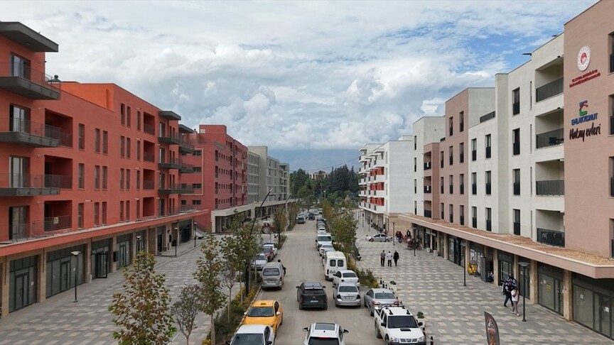 Hatay'da depremde yıkılan konut ve iş yerlerinin yerine yenilerinin yapıldığı caddede yaşam başladı