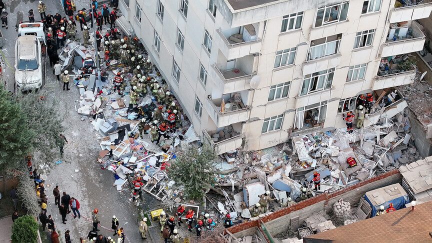 Maltepe'de 7 katlı binada kısmi çökme meydana geldi