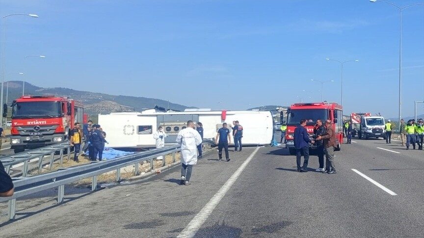 Manisa'da çekici ile tur otobüsü çarpıştı, 11 kişi hayatını kaybetti, 27 kişi yaralandı