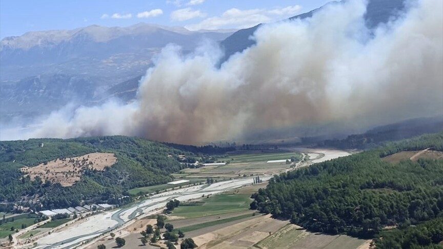 Antalya ve Diyarbakır'da çıkan orman yangınlarına müdahale ediliyor