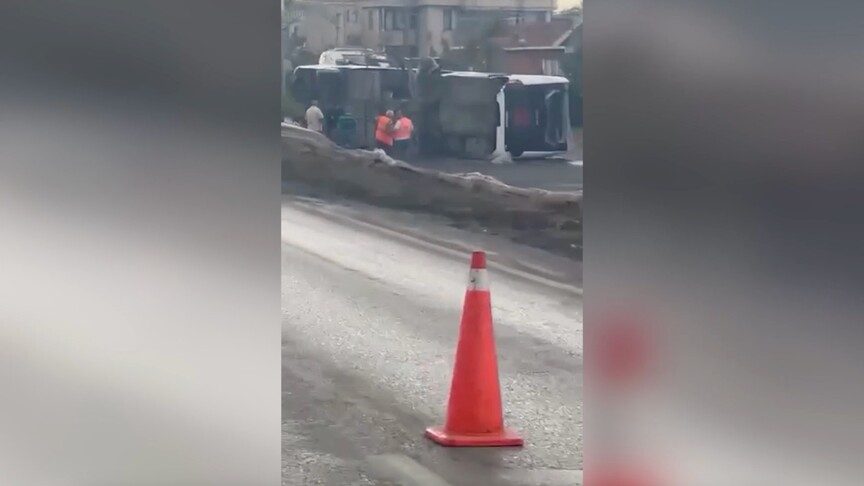 Büyükçekmece'de servis otobüsünün devrildiği kazada 15 kişi yaralandı