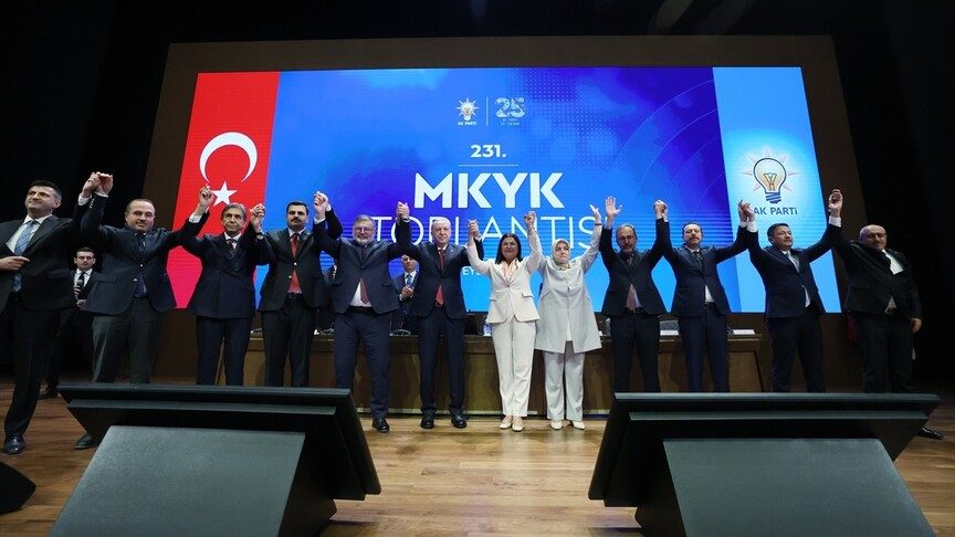Cumhurbaşkanı Erdoğan, AK Parti'ye katılan belediye başkanlarına rozetlerini taktı