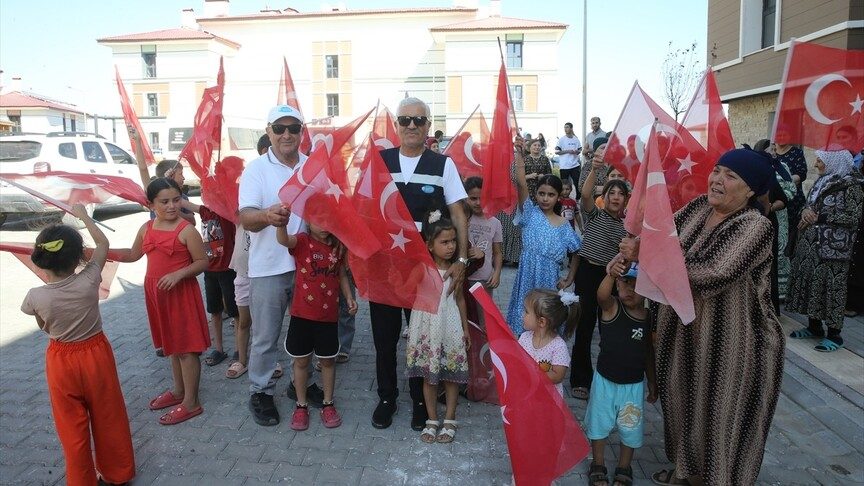 Ahlat'a yerleştirilen Ahıska Türkleri yeni yuvalarına kavuşmanın mutluluğunu yaşıyor