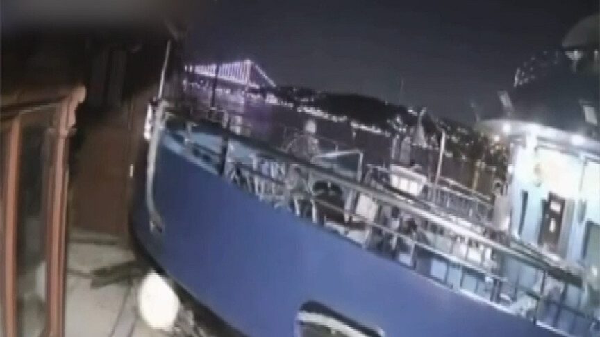 Üsküdar'da yolcu vapuru tarihi yalıya çarptı
