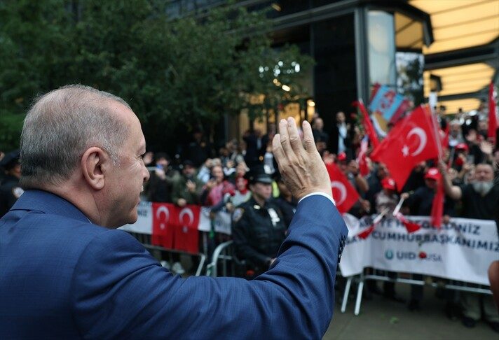 Cumhurbaşkanı Erdoğan, ABD'deki Türkevi'ne girişinde sevgi gösterileriyle karşılandı