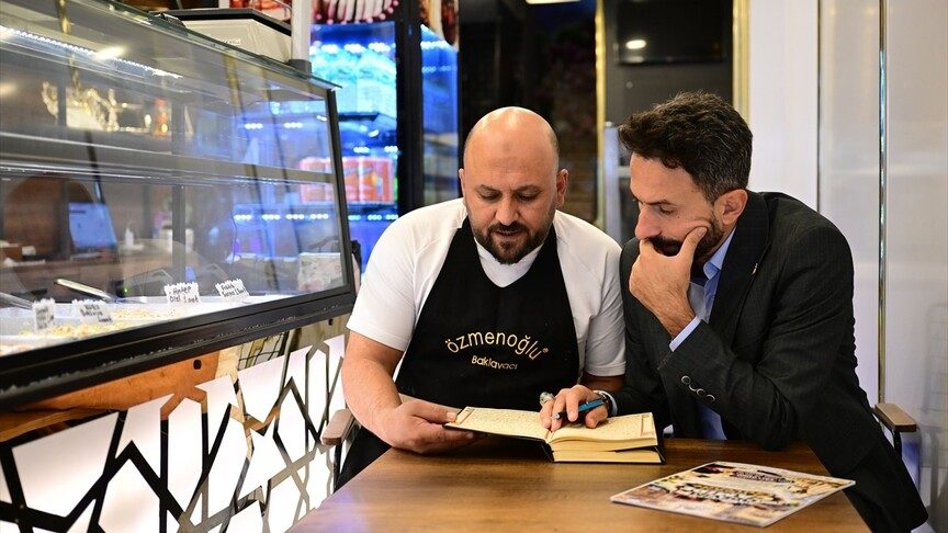"Esnafım Elimde Kur'an'ım" projesiyle esnaf iş yerinde Kur'an-ı Kerim okumayı öğreniyor