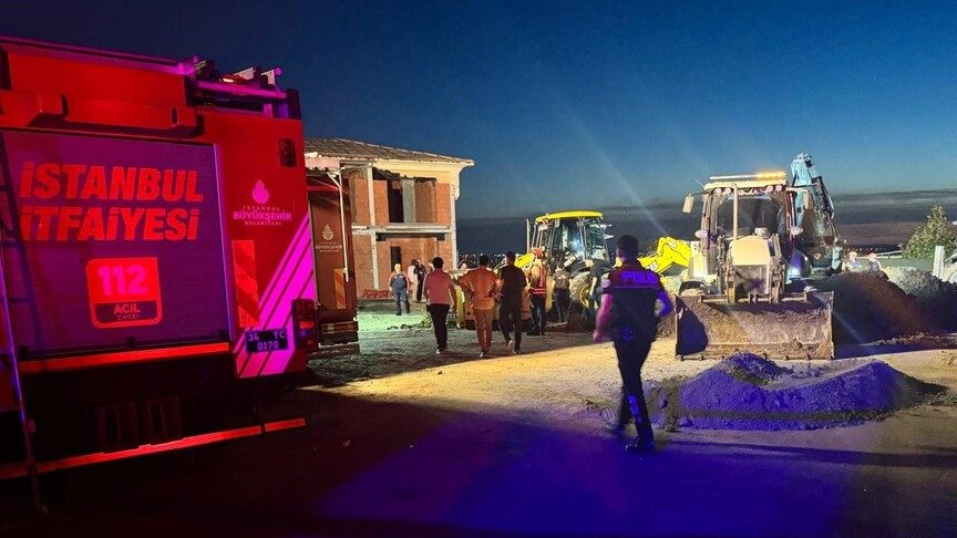 Büyükçekmece'de göçük altında kalan 2 işçiden biri hayatını kaybetti
