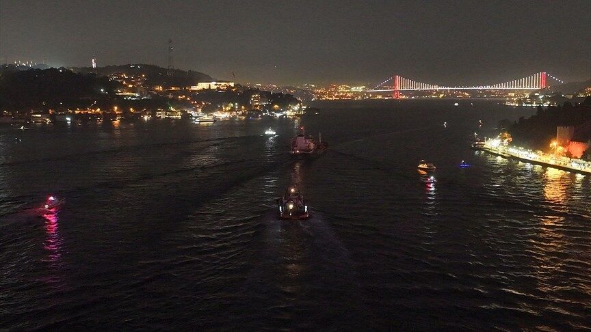 İstanbul Boğazı'nda gemi trafiği arızalanan tanker nedeniyle askıya alındı
