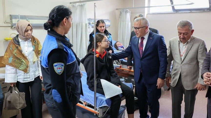 Sivas'ta öğrenci servisi ile polis aracı çarpıştı, 13 öğrenci ve 3 polis yaralandı
