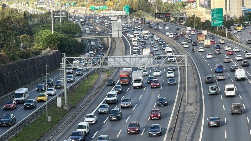 İstanbul'da sabah saatlerinde trafik yoğunluğu yaşanıyor