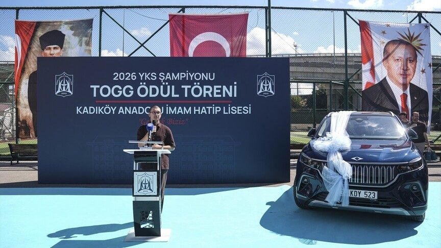 Kadıköy Anadolu İmam Hatip Lisesi, YKS'de derece yapan mezununa Togg hediye etti