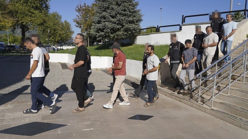 Muğla'da teknede yakalanan 9 FETÖ şüphelisi ile kaptan adliyeye sevk edildi