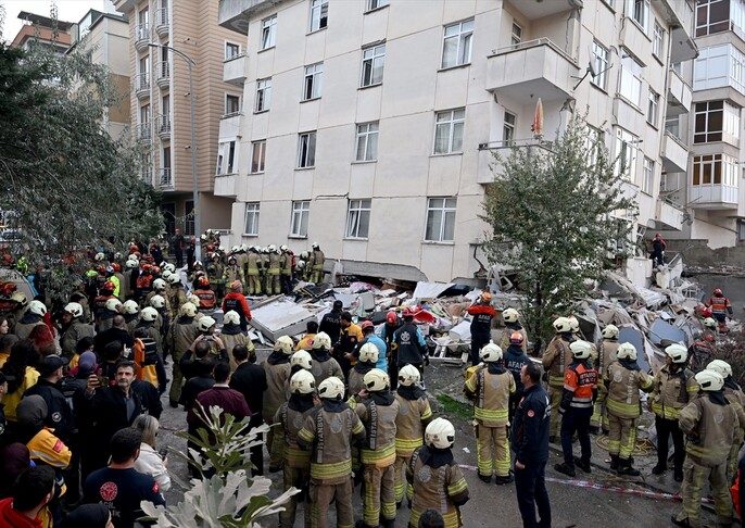 Maltepe’de 7 katlı binada kısmi çökme meydana geldi
