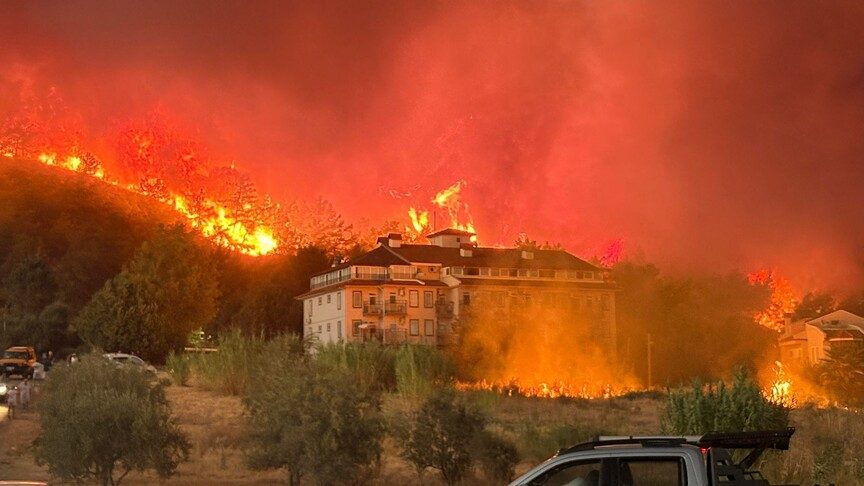 Fethiye'de ormanlık alanda çıkan yangına müdahale ediliyor