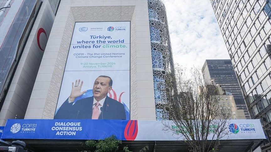 Cumhurbaşkanı Erdoğan'ın yer aldığı COP31 tanıtım afişleri Türkevi'ne asıldı