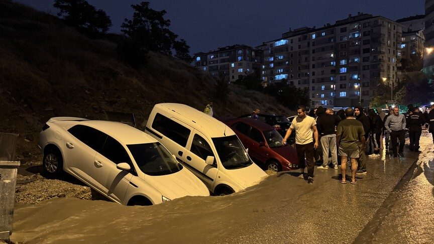 Ankara'da sel nedeniyle çöken yolda çok sayıda araç hasar gördü