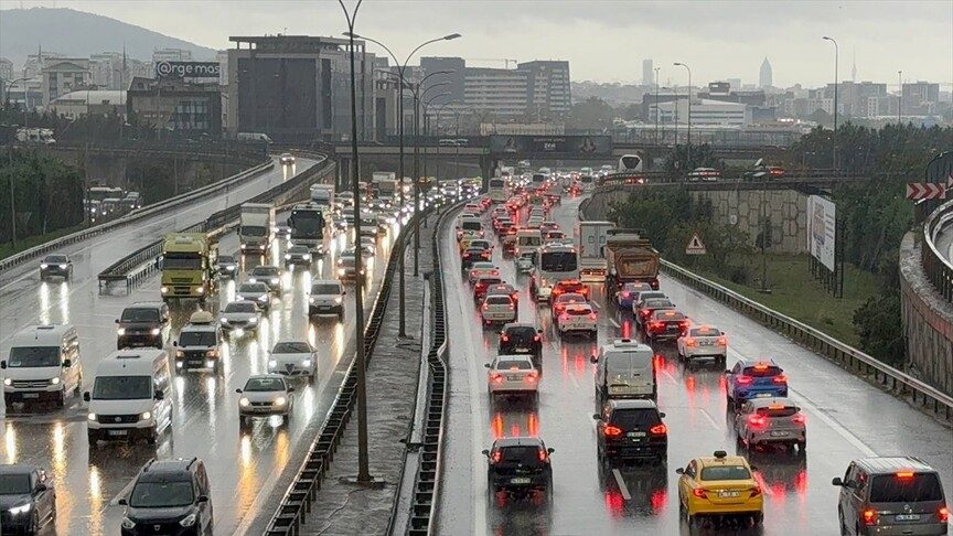 İstanbul'da yağışın da etkisiyle sabah saatlerinde trafik yoğunluğu oluştu