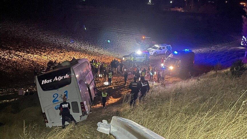 Amasya'da kontrolden çıkarak tarlaya giren yolcu otobüsündeki 24 kişi yaralandı