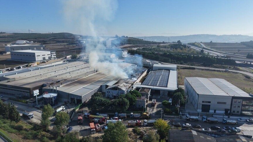 Bursa'da mobilya fabrikasının deposunda çıkan yangın kontrol altına alındı