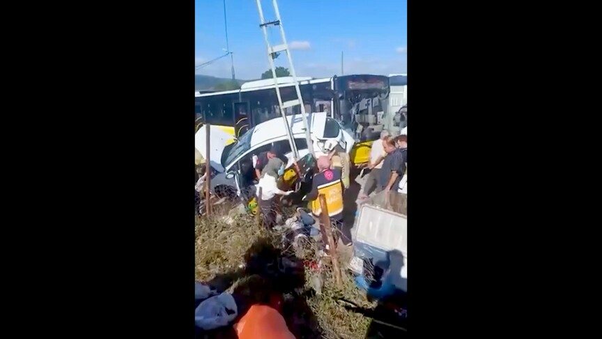 Sultanbeyli'de İETT otobüsü ile otomobilin çarpışması sonucu 4 kişi yaralandı